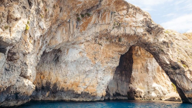 Dibuai Keindahan Gua Blue Grotto