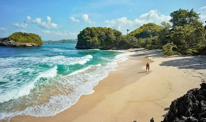 Potongan Surga di Pantai Watu Leter