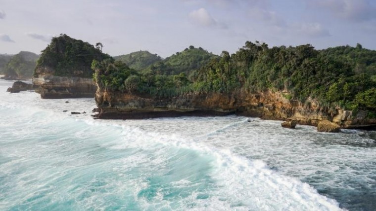 Potongan Surga di Pantai Watu Leter