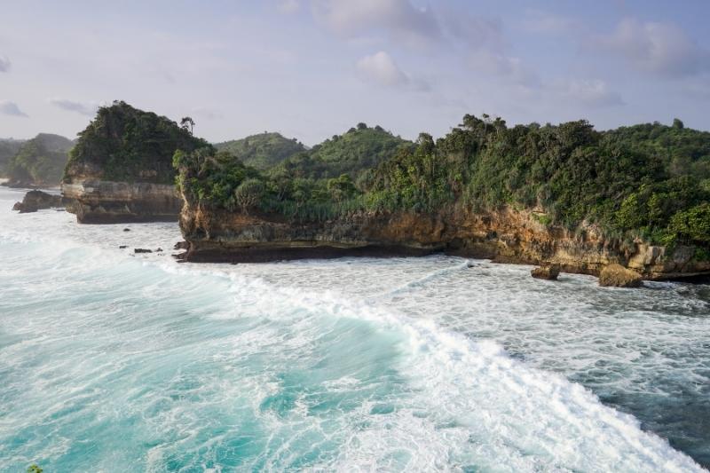 Potongan Surga di Pantai Watu Leter