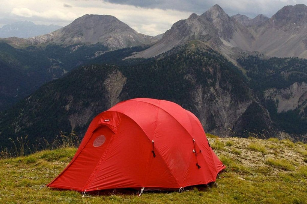 Peralatan Mendaki Gunung yang Wajib Dibawa_Tenda