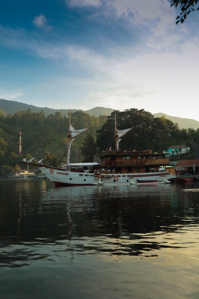 Pesona Destinasi Danau Terbaik Indonesia yang Memukau